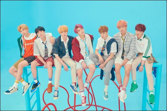 BTS has re-signed with its agency Big Hit Entertainment (CEO producer Bang Si-Hyuk).BTS has renewed its seven-year contract based on deep trust and affection, Big Hit Entertainment said in an email to its members and shareholders on Wednesday.BTS debuted in June 2013 and the first contract period was still more than a year away, but finished the contract issue early.BTS members said, I respect Bang Si-Hyuk mentor who has been presenting the vision of the future from before the debut and reminded me of the view of the world as well as music. I will do my best to show you a better picture with Big Hit. 