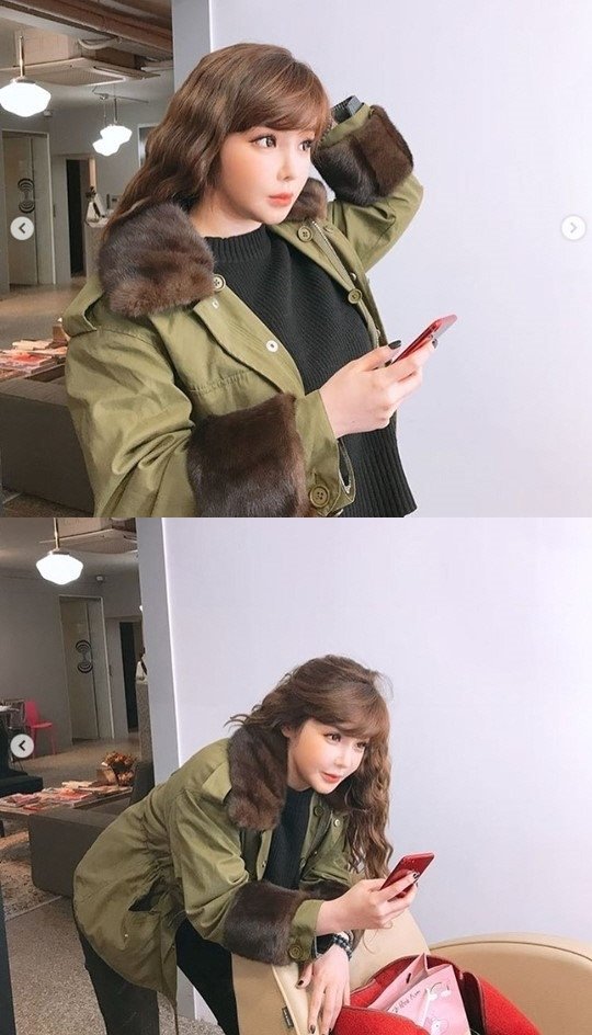 Park Bom posted several photos on his 18th day with his article I have been hairy for a long time ~ through his instagram.Park Bom in the public photo is posing with a thick wave head.Park Bom, who created a different atmosphere with a new Hair style, attracted Eye-catching as a beauty reminiscent of a Barbie doll.Meanwhile, Park Bom is preparing to make a comeback in November, and recently appeared as a cameo on Netflix reality sitcom YG Electronics and met with fans for a long time.