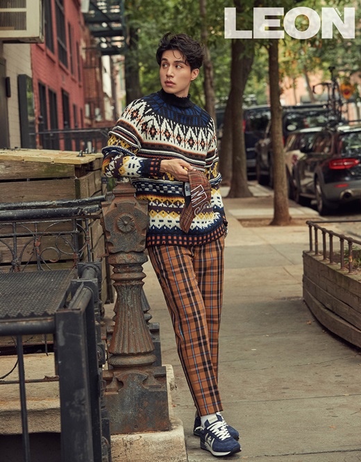 Actor Lee Dong-wook completed the chic autumn atmosphere with deepened eyes.On the 18th, Lee Dong-wooks agency, King Kong by Starship, unveiled Lee Dong-wooks November issue of Pictorial A Cut with Mens Fashion & Lifestyle Magazine Léon: The Professional.Lee Dong-wook, in a cover photo taken on the backdrop of Manhattan Street in New York City, USA, is staring at the camera with Yushuis eyes, capturing his eyes at once.In the ensuing photo, he gives a unique aura that can not be encountered with intense and rough eyes that are 180 degrees different from the eyes he had shown before.In addition, Lee Dong-wook naturally melts into the streets of exotic New York City, walking freely on the streets, standing on the streets where the trees are embroidered, and looking around.The windy head and chic look complete the tight visuals, adding to the deeper autumn atmosphere.In an interview after the filming, Lee Dong-wook said, As an actor, I still go a long way to reach the finish line.I will not let go of the top model and the troubles, and I will continue to bump into it. Meanwhile, Lee Dong-wooks more pictures and interviews can be found in the November issue of the mens fashion and lifestyle magazine Léon: The Professional.