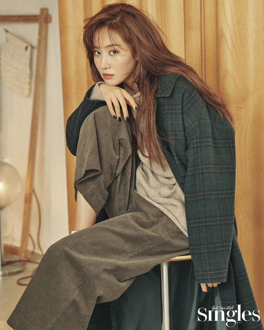 A Kwon Yuri pictorial has been released.Fashion magazine Singles released the charming picture of Girls Generation Kwon Yuri, which released its first solo album on October 4th.This photo featured the cover of the November issue of Singles.In this picture, Kwon Yuri is the back door that overwhelmed the camera by completely digesting the various winter outer of Corbett Blanc with its unique charismatic pose and eyes.Kwon Yuri, who released his first album The First Scene, which proves his identity with solo The Artist, said, Ida is a rugged song about the title song Ida, who was direct from the title, was in love with the sensational feeling. Ida, the first song on the album, he said.As for her solo career with her charisma that fills the stage alone, she said, I wanted to show the possibility of expanding the spectrum as a solo artist.I am grateful that there are people who can do what I want to do and like it, rather than thinking that I want to be recognized for my ability tremendously.In fact, that is what you recognize me as it is, he said.The solo album The First Scene features a variety of genres ranging from pop dance to ballads and bossa nova.Kwon Yuri said, I thought I would like to feel A great surprise that I watched a movie when I heard the whole album.So, the movie elements were added to the tracks as well, and the last tracks were confident about the album composition, saying, Ending Credit Ida.Kwon Yuri, who has recently played a bright and lovely role as Bok Seung-ah through MBC entertainment drama Dae Jang-geum is watching, said of the character she plays this time, Bok Seung-ah is a social early-year student who started her social life for the first time.I heard that it is a character that reflects the actual image of director Sun Hye-yoon, but there are many similar aspects to the director. I am observing the director closely to melt the lovely images. Kwon Yuri spent 12 years as a member of the Girls Generation, which grew into a national girl group.Kwon Yuri says, Girls Generation is a strong fence, a house, and a place where Ida always warms me when I work and go back to work very hard outside.Later, we will be in our 40s in the distant future and look forward to what we will show. emigration site