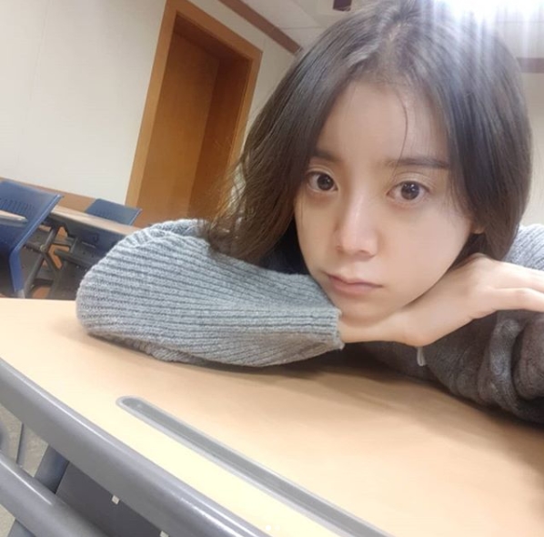 Hyeolim, a member of the group Wonder Girls, unveiled the test period of a realistic college student.Hyeolim posted a picture on his instagram on October 18 with an article entitled Youre Testing Next Week: Huh Huh Huh Huh Huh Midterm Exam.The photo shows Hyeolim lying on the desk in the classroom, and the beauty of Hyeolim, who is innocent even though she is a non-toilet person, attracts attention.Hyeolims large, clear eyes and high nose stand out.The fans who responded to the photos responded such as Min-mook Shim Kung, Midterm exam and Lets go to the tower!delay stock