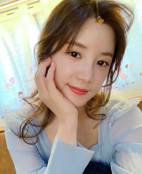 A-pink Park Cho-rong, goddess dress + <p>A Pink Park Cho-rong has released a welcome update.</p><p>Park Cho-rong posted a picture on his Instagram on Oct. 18 with an article titled Coming soon.</p><p>Park Cho-rong in a public photo boasts a goddess wearing a One Piece in the sky. The tongue pin on the crown brings out the sweetness.</p><p>The fans who came across the photo responded to the question, What is happening in Korea? And It is beautiful.</p>