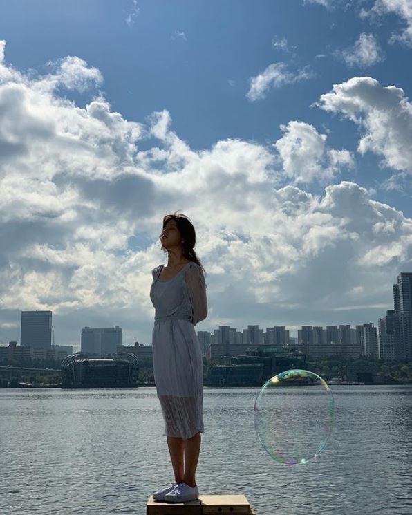 Apink Park Cho-rong has revealed a welcome recent situation.Park Cho-rong posted a picture on his Instagram on October 18 with an article entitled Coming Soon.In the open photo, Park Cho-rong is wearing a sky-high One Piece and shows off her goddess figure. The pins on the Crown make her lovely.kim ji-yeon
