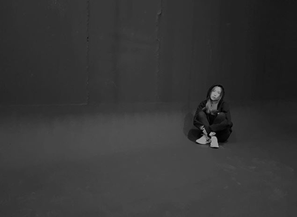 Group Girls Generation leader Taeyeon has given off a cute charm.Taeyeon posted several black and white photos on his instagram on October 18.Inside the photo was a Taeyeon figure wearing a hooded T-shirt, who stares at the camera with a smile on her face.Taeyeons refreshing beauty, which reminds me of the early days of Girls Generation debut, attracts Eye-catching.Fans who encountered the photos responded such as completely pretty, cute and I am old and spring.Taiyeon is the third solo concert s. . . . at the Jamsil Indoor Gymnasium in Seoul on October 20th and 21st.TAEYEON CONCERT (Apostropy S....Taeyeon Concert)delay stock