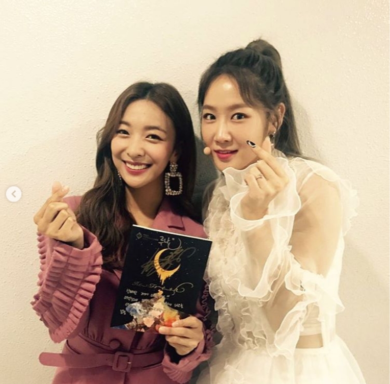 Girl group f (x) member Luna boasted of her friendship with former Kista member Soyou.Luna wrote on her instagram on October 18, Soyous first solo album title black night. Thank you so much for presenting me a sincere album.I will listen to it 100 times and uploaded two photos.The photo featured Luna and Soyou posing for a finger heart; Luna holds Soyous first solo album, recently released.Soyous sincere signing on the album gives a warm heart.kim ji-yeon