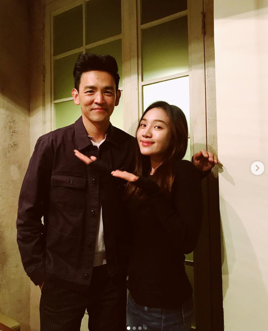 Actor Choi Hee-seo meets Hollywood Actor John Joe, a California University alumnus.Choi Hee-seo told his SNS on the 18th, Esteem, who said yesterday that you learned manners, was honored to meet you!I read your article on the Berkeley alumni board ten years ago.I have also received Bigger Than Life reception in 10 years, and I have also given you a DVD that you want to see. In the photo, Choi Hee-seo is posing positively with John Joe, the movie Search.Choi Hee-seo, who attended elementary school in Japan, studied newspaper broadcasting and English English at Yonsei University in 1987, and learned Sony Centre for the Performing Arts at Michael Joseph Jackson, Jr. Berkeley campus in the United States.Choi Hee-seo SNS
