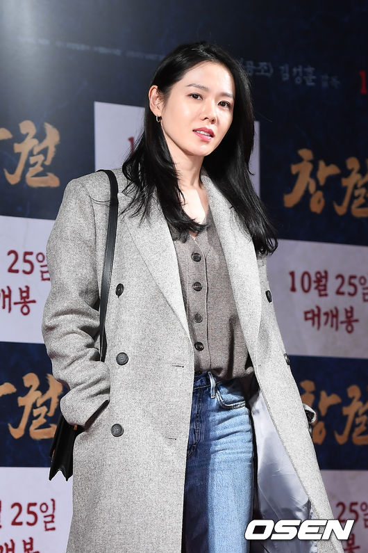 Actor Son Ye-jin poses at the premiere of the movie Rampant Red Carpet & Halloween Night at Megabox, COEX, Samsung-dong, Gangnam-gu, Seoul on the afternoon of the 18th.