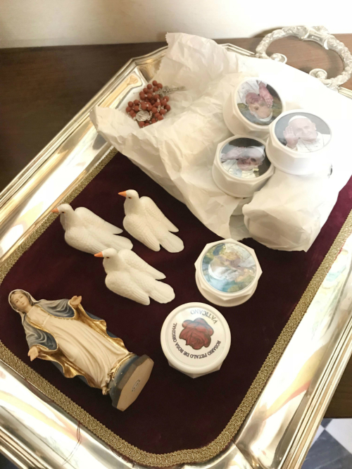 문재인 대통령이 18일 로마 바티칸 교황궁 교황 집무실에서 프란치스코 교황과 면담을 마치고 받은 선물.