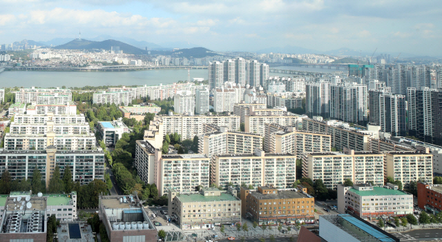 올해 1월부터 8월까지 서울에서 신규로 분양받아 임대사업자를 등록한 주택 10채 가운데 3채는 강남 4구에 몰려있고 ‘마용성’까지 합하면 45.2%에 달하는 것으로 나타났다./연합뉴스