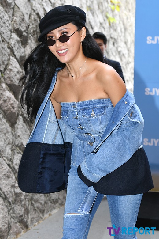 Hwasa of the girl group MAMAMOO is leaving after attending the 2019 S/S The Collection of designer Steve J & Johnny Ps brand SJYP held at the picnic in Namchang-dong, Jung-gu, Seoul on the afternoon of the 18th.