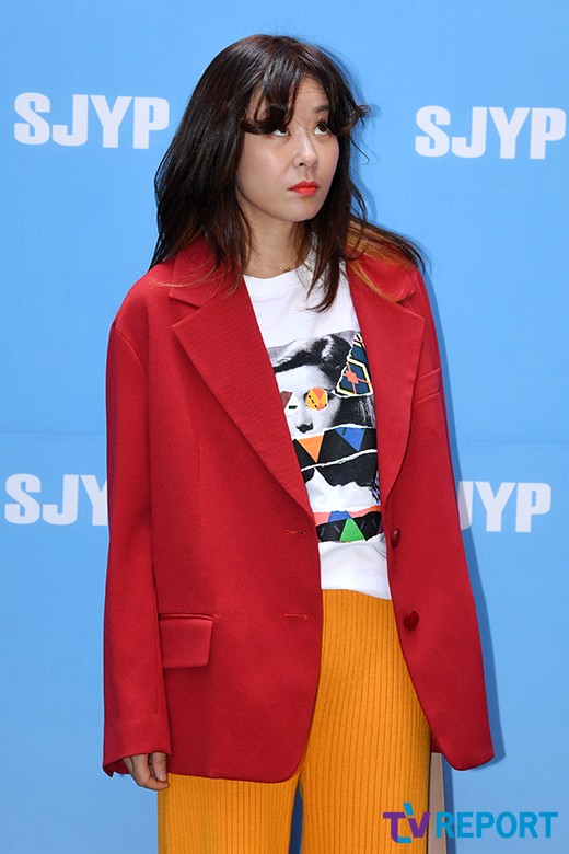 Actor Choi Kang-hee attends the 2019 S/S The Collection of Desiigner Steve J & Johnny P brand SJYP held at the picnic in Namchang-dong, Jung-gu, Seoul on the afternoon of the 18th.