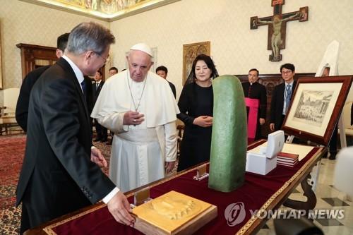 프란치스코 교황에게 선물 소개하는 문 대통령 (바티칸=연합뉴스) 배재만 기자 = 교황청을 공식 방문 중인 문재인 대통령이 18일 오후 (현지시간) 바티칸 교황청을 방문해 프란치스코 교황과 단독 면담한 뒤 선물로 준비한 성모마리아상과 예수 그리스도 부조를 설명하고 있다.     scoop@yna.co.kr