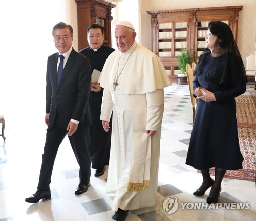 문 대통령, 프란치스코 교황과 이동 (바티칸=연합뉴스) 배재만 기자 = 교황청을 공식 방문 중인 문재인 대통령이 18일 오후 (현지시간) 바티칸 교황청에서 프란치스코 교황과 환담한 뒤 교황이 선물한 묵주 상자를 들고 이동하고 있다. 2018.10.18      scoop@yna.co.kr  (끝)