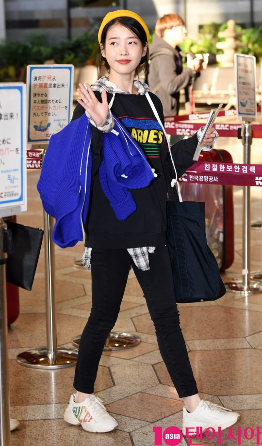 Singer IU is presenting the Airport Fashion by leaving China through Gimpo International Airport to attend the China brand presentation on the morning of the 19th.