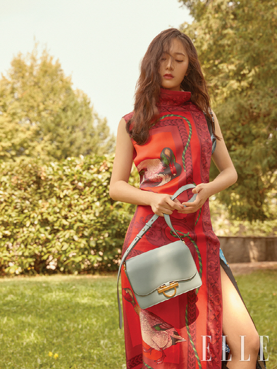 Krystal Jungs November issue of Elle, which is active in the drama <Player>, was released.Krystal Jungs picture was filmed in Italy Milan.Krystal Jung has been active as a singer and actor, but has been constantly receiving love calls as a luxury brand muse.Krystal Jung was filmed with the 2019 S/S Milan Fashion Show, with an elegant mansion in Como, near Milan, well known for its outstanding natural scenery, and a beautiful Camille Monet and a Child in the Artists Ga.Krystal Jung transformed into a colorful figure, as if playing characters in various works, from manic pants suits, blue bells to elegant print slit dresses and long and lean dresses with elegant silhouettes.Krystal Jungs chic and elegant pose, which is in perfect harmony with the autumn Scenery of Komo, is a combination of intense eyes and fascinated the officials.Krystal Jung, who encouraged the staff with an atmosphere maker despite the tight schedule and the annual hot weather.The desire for high-sensitivity visuals and positive energy are added, and a beautiful picture that emits more mysteriousness than ever has been completed.Krystal Jungs pictures and interviews can be found in the November issue of <Elle> and the <Elle> website published around October 20.