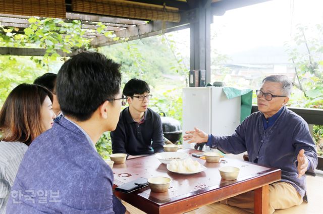 [저작권 한국일보]이동필 전 농림축산식품부 장관이 '음수사원'에서 지인들과 이야기를 나누고 있다. 김태헌 기자