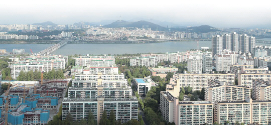 청약 규정을 담은 ‘주택공급에 관한 규칙’은 약 40년간 138번 개정됐고 이르면 또 한 차례 개정된다. 사진은 서울 시내 아파트 전경.  연합뉴스