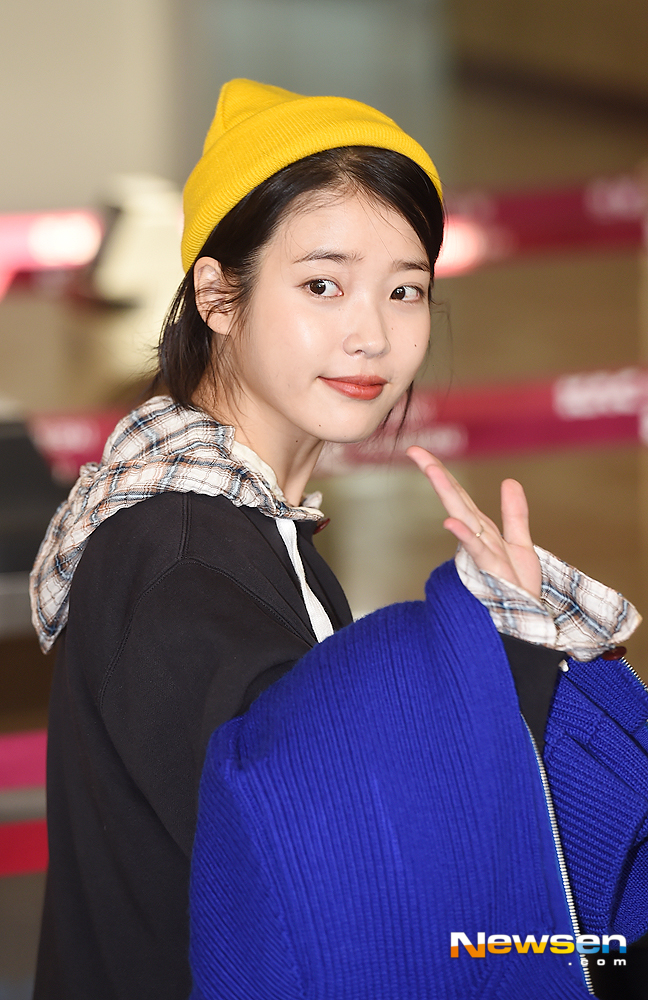 Singer IU (IU) left for China Beijing via Gimpo International Airport in Gangseo-gu, Seoul on October 19th.The IU is posing V on the day as it heads to the Golden Gate Bridge.useful stock