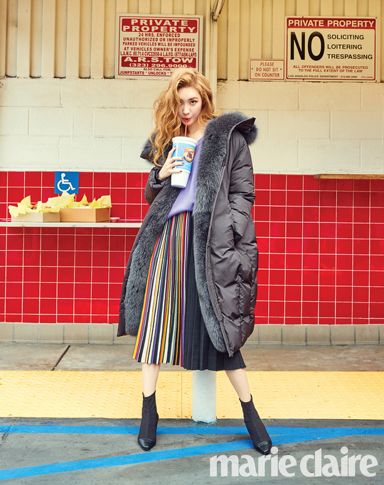 Sunmi floats in LA Unique charm unknown <p>Singer Sunmi boasts a unique charm that does not know the limit.</p><p>The November issue of the Korean Independent Animation Film Festival unveiled Sunmis energetic LA picture.</p><p>Sunmi, in the public footage, completed a supernatural fashion that seemed to match the casual Black Panther hoody with the Vivid green colored reversible coat.</p><p>More images by Sunmi, an artist whose endless appeal can be found in the November issue of the Korean Independent Animation Film Festival and the website of the Korean Independent Animation Film Festival</p>