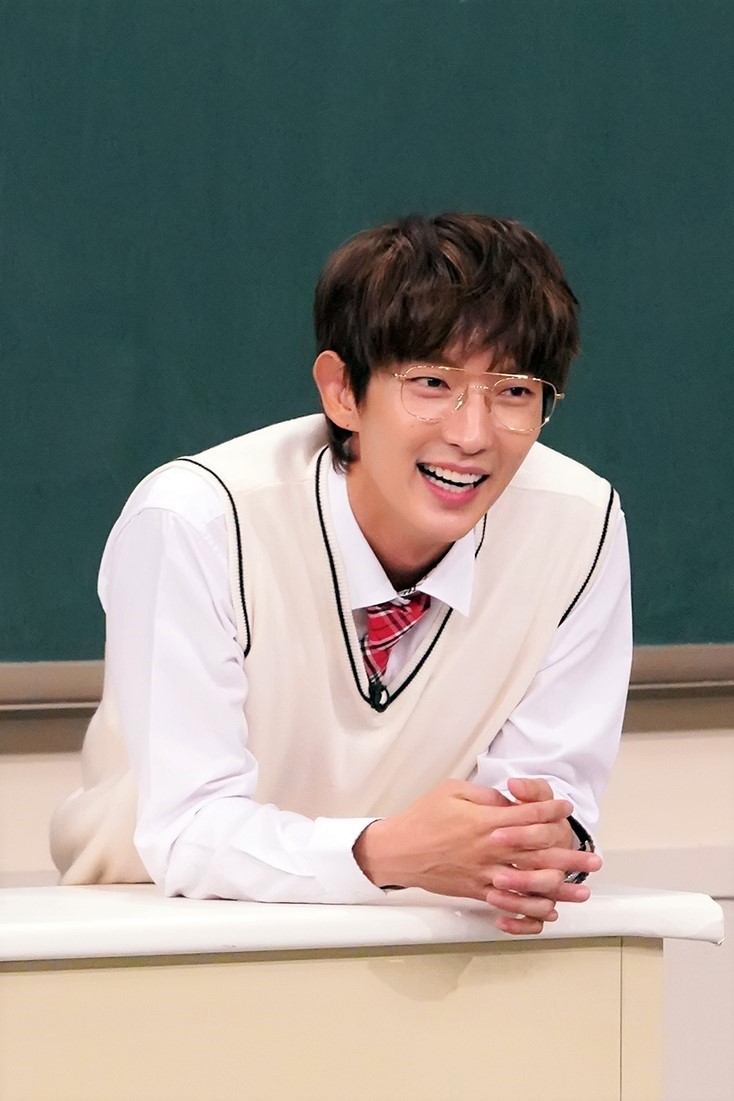 Lee Joon-gi tells the story behind the appearance of Knowing BrosActor Lee Joon-gi and singer IU will appear as daily transfer students on JTBC Knowing Bros, which will be broadcast on October 20th.The two people who have been in close friendship since they made a relationship in the past drama Lovers of the Moon - Bobo Sensei show a warm friendship in this entertainment outing.In the recent Knowing Bros recording, IU expressed deep affection for fans, saying, I came to Knowing Bros for fans who wanted to see me who did not have a lot of broadcast appearances on the 10th anniversary of my debut.Thanks to the recommendation of actor Kang Kang, who first experienced Knowing Bros, I decided to appear with confidence.Meanwhile Lee Joon-gi revealed that she was due to appear on Knowing Bros because of the IUs request.IU asked Lee Joon-gi, who boasts the most honey jam fun sense of his acquaintances, to appear together because IU was worried that the broadcast would not be fun because of him. IU said, I actually asked for it but expected to refuse.Thank you Lee Joon-gi for coming out with me. Lee Joon-gi proved his limited interest with the IU, saying that he made a decision to appear in two days in consideration of the production team waiting for the answer as well as the IU.sulphur-su-yeon