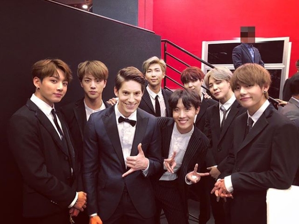 A photo of the Hanbang Friendship Concert, taken by group BTS and France actor Fabien, was released.Fabien posted a picture on his instagram on October 19 with an article entitled BTS French Skills.The photo shows BTS members dressed in suits and Fabien, whose member Jay-Hop is taking a V-pose with a playful smile.The warm visuals of the rest of the members also attract Eye-catching.Fans who encountered the photos responded to Wow, Im really envious, Feed is burning and Everyone is cool.delay stock