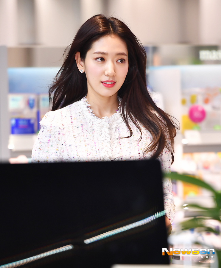 Actor Park Shin-hye attends the Fan signing event event held in Gangnam District, Seoul Aritaum Live, on the afternoon of October 19.Lee Jae-ha