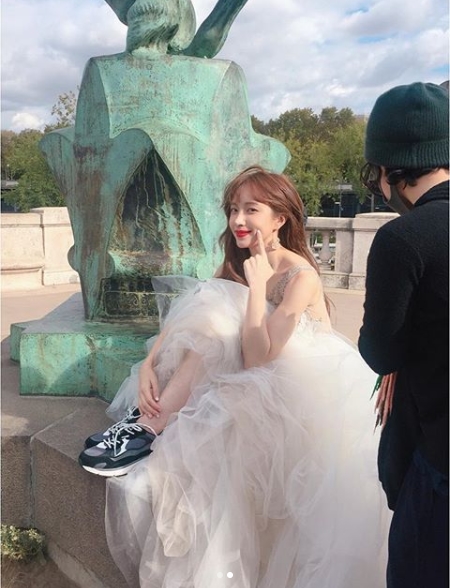 Group EXID member Hani showed off her beauty.Hani posted a photo on his Instagram   account on October 19 with an article entitled PARIS (Paris).The picture shows Hani in a white Dress, her chin raised, her eyes closed, her high nose and slender jaw lines doubling her innocent charm.In another photo, Hanis lovely smile also stands out.delay stock