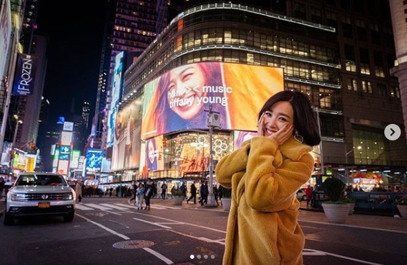 Singer Tiffany Young has United States of America New York City AD Celebratory photohas released the book.Tiffany posted a photo on Instagram on October 19 with an article entitled young & in love in NYC.The photo released was taken by Tiffany on New York City Streetside, where Tiffany is smiling happily in front of a large AD edition with her face out.Tiffany has recently entered the United States of America and continues to be a solo singer.On the 9th, he attended the 2018 American Music Awards (AMA) red carpet at the Microsoft Theater in Los Angeles, California, and made headlines.hwang hye-jin