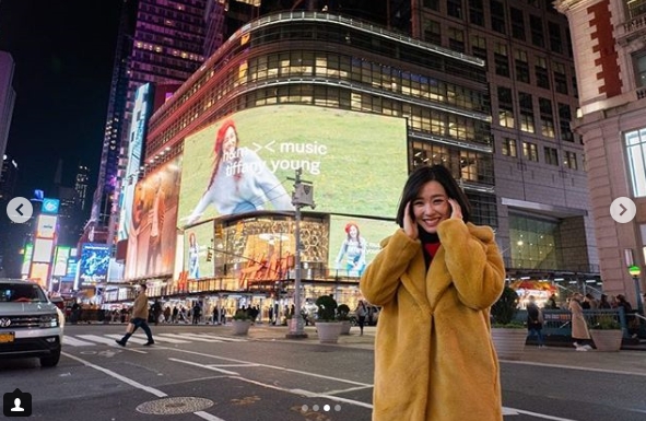 Singer Tiffany Young has United States of America New York City AD Celebratory photohas released the book.Tiffany posted a photo on Instagram on October 19 with an article entitled young & in love in NYC.The photo released was taken by Tiffany on New York City Streetside, where Tiffany is smiling happily in front of a large AD edition with her face out.Tiffany has recently entered the United States of America and continues to be a solo singer.On the 9th, he attended the 2018 American Music Awards (AMA) red carpet at the Microsoft Theater in Los Angeles, California, and made headlines.hwang hye-jin