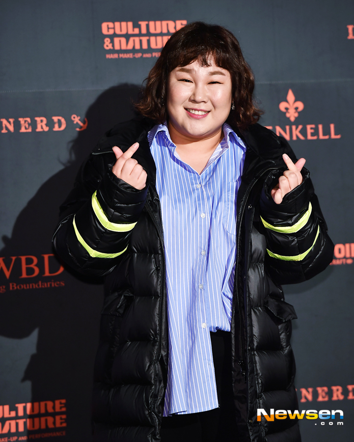 On the afternoon of October 19, Gag Woman Kim Min-kyung is attending the photo-wall Event of the mother Fashion brand held at Fountain Plaza in Gwangjin-gu, Seoul.Lee Jae-ha