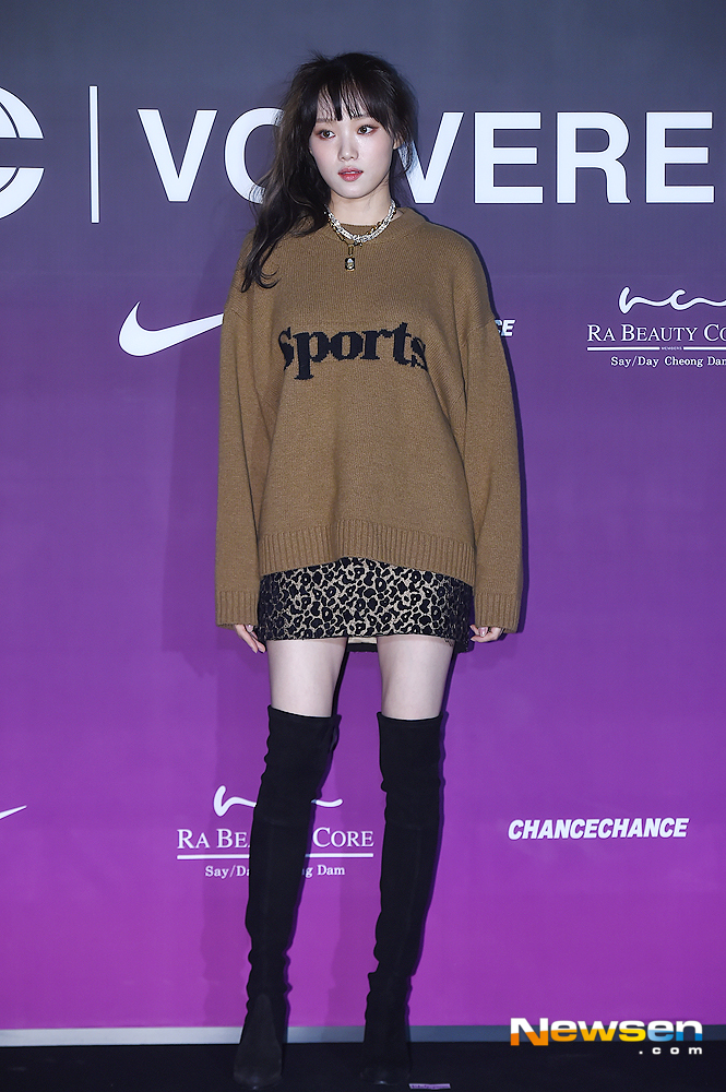 The 18 FW Collection Seoul Fashion Week Off show by designer brand CHANCE CHANCE (Chance Chance) was held on October 19 at Seongsu-dong LAYER (Layer)57 in Seongdong-gu, Seoul.Actor Lee Sung-kyung poses on the day.