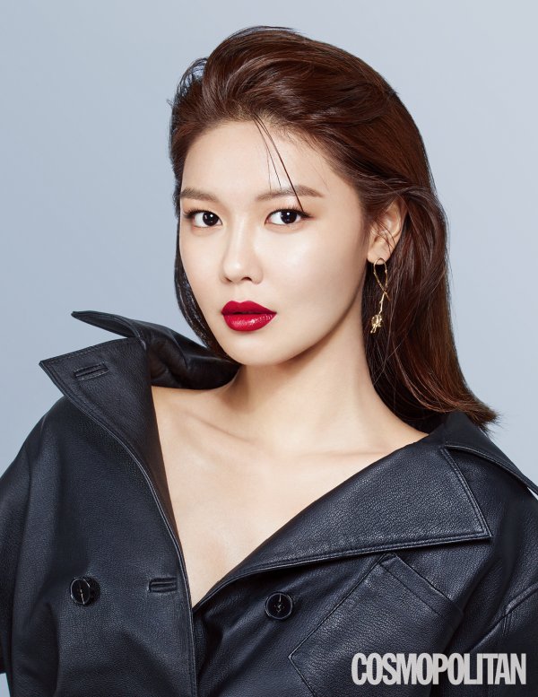 Sooyoungs Beauty pictorial was released in the November issue of fashion magazine Cosmo Politan.Sooyoung asked about the current situation, I finished filming a movie scheduled to open next year, and recently I have been busy with the role of the Roco drama So I Married Antifan.Everyone is in the process of pre-production, so everyone does not know if I am busy. Photos: Cosmo Politan