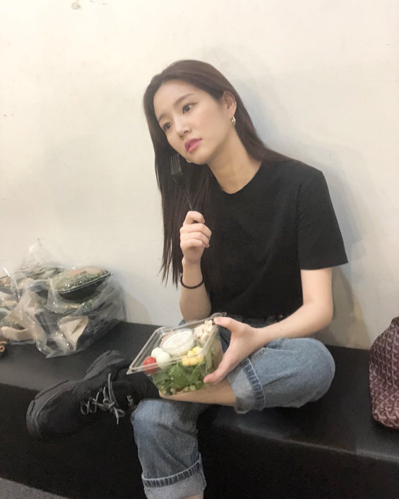 Actor Lee Yu-bi has shared her latest update on her Diet.On the 19th, Yubi released a picture through his instagram.In the photo, Yu Yu-bi is in a mood with a lunch box with Salad in her hand, and she feels the pain of Diet in her eyes looking at the air with a blank expression.The netizens Commented on I am cute with a dazed expression and I have something to lose my sister.On the other hand, Yubi is currently appearing on MBC Real Man 300 and is showing cute and youthful charm.Photo = Lee Yu-bi Instagram