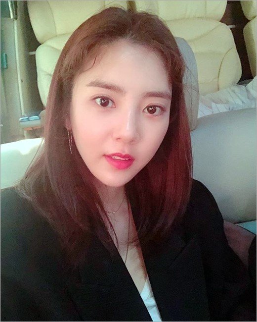 On the 20th, Son Dam-bi posted a picture on his instagram with an article entitled The Way to Stage.Son Dam-bi in the open photo is shooting Selfie with a pale smile toward the camera.Son Dam-bi has attracted Eye-catching by sporting a neat yet chic fashion, matching a black jacket with a white T-shirt.Meanwhile, Son Dam-bi meets the audience with his first screen-starring Rose of the Rebellion; Rose of the Rebellion was released on the 18th.