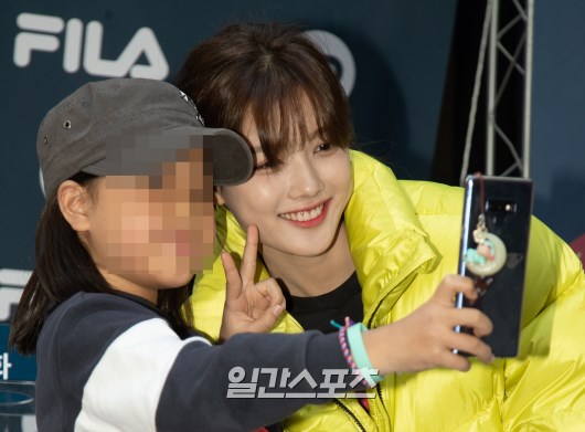 Kim Yoo-jung is filming a fan and selfie who attended the signing ceremony.Park Chan-woo 2018.10.20