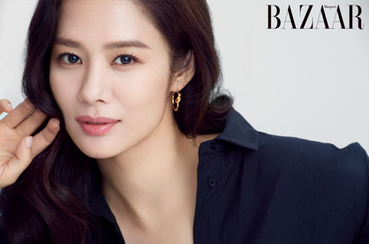 Beauty brand Lancome has released a picture of actor Kim Hyun-joos elegant atmospHere and flawless skin.It is Kim Hyun-joos smooth skin that concentrates Her attention in the public picture. Her solid skin, which has not changed for 20 years since Her debut, has shined in this picture.In addition, calm nude tone makeup blended with Her healthy and shiny skin to create a unique warm and elegant atmospHere.In an interview with the photo shoot, Kim Hyun-joo said, The skin becomes more sensitive and less resilient as the sun goes on. Using high-functional products unconditionally on sensitive skin can be a stimulus.It is a product that contains Shika ingredients that calm sensitive skin. I pay attention to daily care every night and concentrate on care according to skin condition. 