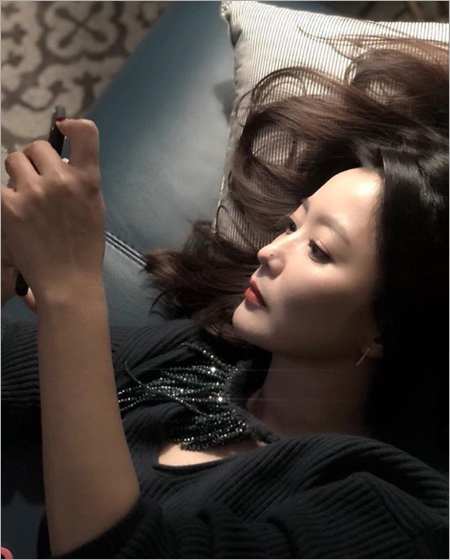 Actor Kim Hee-sun posted his image during the DeMara shoot.Kim Hee-sun posted a picture of his cell phone on his Instagram on the 20th, lying down with the article Nine Room.Fans have various comments such as My sister is so beautiful ~, I am getting older and getting hotter, Goddess to the world.On the other hand, Kim Hee-sun is performing in the cable channel tvN weekend drama Nine Room.