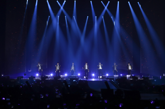 19일 방탄소년단(BTS)이 프랑스 파리 대형공연장 아코르호텔스 아레나에서 공연하고 있다. [연합뉴스]