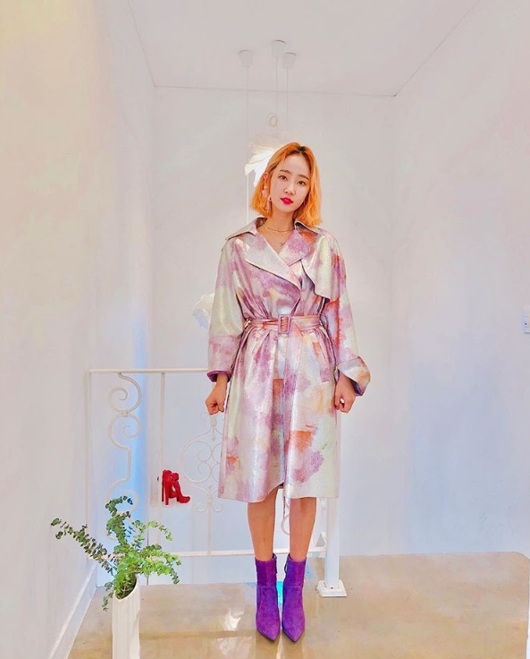 Singer Park Ye-eun showed off her watery beautyPark Ye-eun posted a picture on his instagram on October 19 with a heart-shaped emoticon.Park Ye-eun in the picture is perfect for a rather esoteric fashion, including a shiny coat and purple shoes.