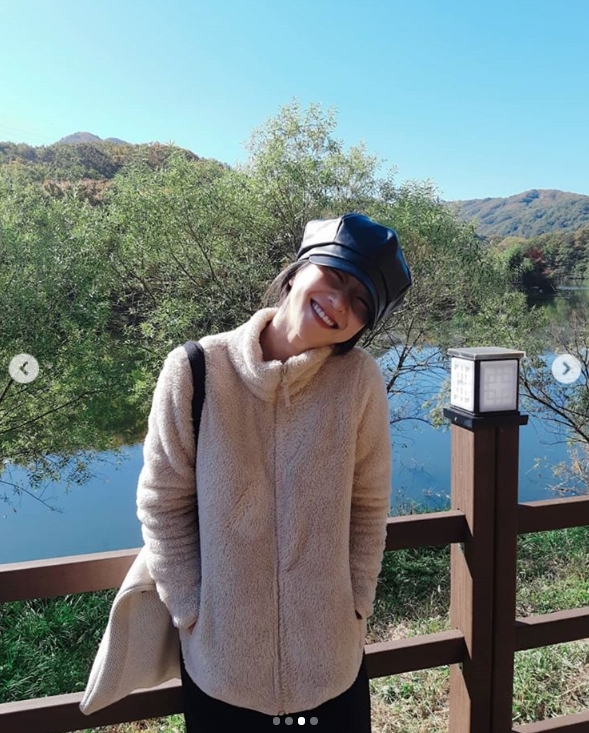 Actor Seo Ye-ji has revealed his warm-hearted current situation.Seo Ye-ji posted several photos on his instagram on October 20 with an article entitled Maple Leaves in a few years; the weather is cold and the flowers are warm.In the photo, Seo Ye-ji is smiling brightly in a thick coat and a leather beret.Fans who encountered the photos responded such as Yeji is good for laughing mildly and Pretty wool girl.