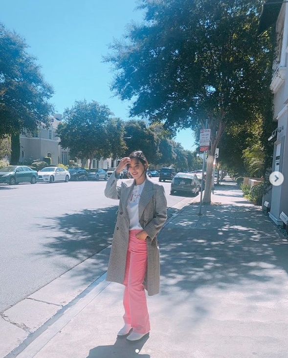 Actor Lee Ha-nui has been in the United States of America for a recent time.Lee Ha-nui wrote on his Instagram account on October 20: Enjoy this Moment! lovely and gentle sunshine (Enjoy this moment).warm sunshine) and posted several photos.In the picture, Lee Ha-nui is perfectly digesting pink pants fashion. In the following photos, Lee Ha-nuis sweet smile thrills the fans hearts.kim ji-yeon