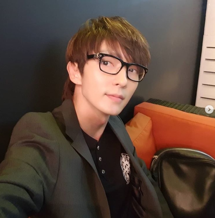 Actor Lee Joon-gi encouraged JTBC Men on a Mission shooter.Lee Joon-gi uploaded the photo to her Instagram on October 20 with the caption: See ya~tonight (meet you tonight).In the open photo, Lee Joon-gi is wearing horn-rimmed glasses and taking selfies; in the ensuing photo, he poses with a finger heart, which makes him thrilled.The fans who saw the photos responded such as Im waiting and Im looking good today.kim ji-yeon