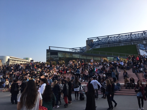 <p>(Paris =) Kim Yong-rae correspondent = K-pop group Dark & ​​amp; Before the World Tour of Wild (BTS), 19-20, two days before the Paris concert in France, on the 19th day (local time), the Accor Hotels Arena was held in front of the Oracle Arena.</p><p>Some enthusiastic fans began gathering in front of the performance hall on the morning of the 18th for 24 hours ahead of the first performance at 8:00 pm (local time), and started to prepare for the full night by laying a mat and tent.</p><p>Over the course of time, these hundreds of people had a night full of thoughts about the actual appearance of the BTS members who had only seen the video and the spectacular performances of the worlds best.</p><p>The fans gathered together and played a BTS hit song on a portable speaker connected to a smart phone, danced together and singed along with them.</p><p>It is estimated that there are more than 400 fans in the Ami (BTS fan club), one night in front of the Oracle Arena before the first performance.</p><p>BFM broadcasts and other French media also reported on the preciousness of their youths who played the legend in front of the performing arts one day before the Korean boy bands concert.</p><p>On the afternoon of the 19th of the morning, the fans who had gone all night had a free coffee, a croissant, an energy bar, and distributed fan clubs that shared a hot fan-center for the BTS.</p><p>It was a rare scenery in which French young people unite together in love with BTS only.</p><p>Melanie (19), who was excited by the early hours of the day, said in an excited voice, Its still a dream that I can see the BTS concert in my Paris. I can not believe it until I hear the song and dance.</p><p>A week ago, when President Moon Jae-in visited France, BTS who appeared in a friendship concert went to see the show, but he was very sorry to see his face.</p><p>Melanie said, I thought I would cry out with my friends for a long time today, shouting, dancing and enjoying with my friends.</p><p>Paris Accor Hotels Oracle Arena (formerly Palais Omnispor) is located in the east of Paris near the Sen Gang, Pariss most representative Cultural Revolution and athletic facilities is about 20,000 square meters. It is the place where the huge pop stars of the world are mainly used as a concert venue when performing in Paris.</p><p>Dark & ​​amp; Wilds European tour last day, 19-20 days, 40,000 tickets for two days were sold out in just a few minutes after the ticket was opened, literally being sold in a blink of an eye.</p><p>This performance is usually confined to Anglo-Saxon superstars like Rolling Stones, Paul McCartney, Bruce Springsteen, Madonna and Beyonce, according to French public broadcaster AFP. He said that his grades are not outdated.</p><p>This popularity of BTS in Paris in France is more special because of its location in the heart of western Europe and the traditional status of Cultural Revolution Capital in Europe.</p><p>Dark & ​​amp; Wild will perform two concerts at Paris twice a week in Paris from 19th to 20th, and will mark the world tour with a strong impression of Kepp and the Korean king s king to European fans.</p><p>France Ami, Accor Hotels Arena at night in front of Oracle Arena, singing and dancing preparations for the fans of free coffee and bread to distribute the fan club Awakening French public AFP communication such a performance, Anglo-Saxon superstars Equivalent </p>