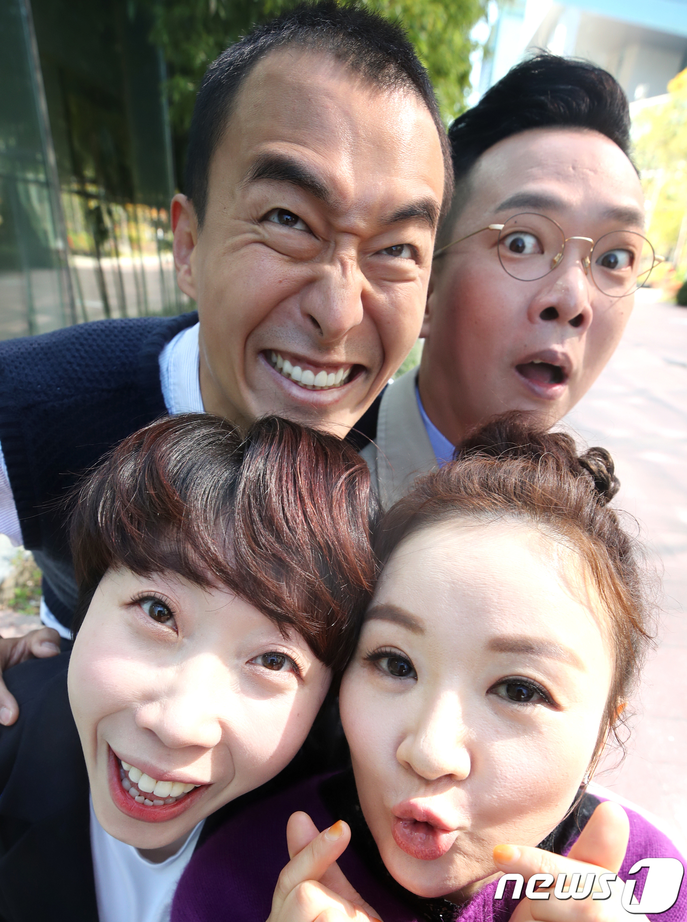 Thats when the OBs regrouped with the Gargall Family 2018 Gag Concert.In August, after confirming each others affection for gag through Comedy Week in Hongdae, the performance was reunited so that the performance would not stop at one time.The eldest brother Joon Park reached out to his gag colleagues who had memories together, and everyone took his hand regardless of you.It was natural that the fun exploded because the elite members who missed the stage were reunited.Gag Legends will once again convey the smile of memories through Gag Concert 2018 held on November 10th.Recently, Gag Concert OBs are in the midst of preparing for the performance.Among them, I met Joon Park Kim Darae Kwon Jin Young of the popular corner Brother and Sister and Kim In Suk, who became popular as Alfredo character.Especially, Kim Darae was more pleased to have left the broadcasting industry for a long time since Woobie Sam Brother and Sister.The conversations of those who met in their 40s were constant, and the four of them continued to talk about the genre, such as releasing the circulation, exchanging dis and recalling memories.The smile did not stop at the pleasant and pleasant place.- What do you feel about meeting in 15 years?- Recently, Brother and Sister gathered to unpack the meeting. What was the atmosphere?- At one time, there was a disagreement between Kwon Jin Young and Kim Darae. When the corner was going well, there was little conversation.Kwon Jin Young came out on Hattoo and said, Kim Darae painted at the meeting time.- What about now?- The popularity of Gag Concert at the time was so great that these misunderstandings did not occur. It seems that the popularity and interest that suddenly gained hurt.- Kwon Jin Young is close to his senior Song Eun-yi. Why did not you do it together in the Celeb Five made by Song Eun-yi?