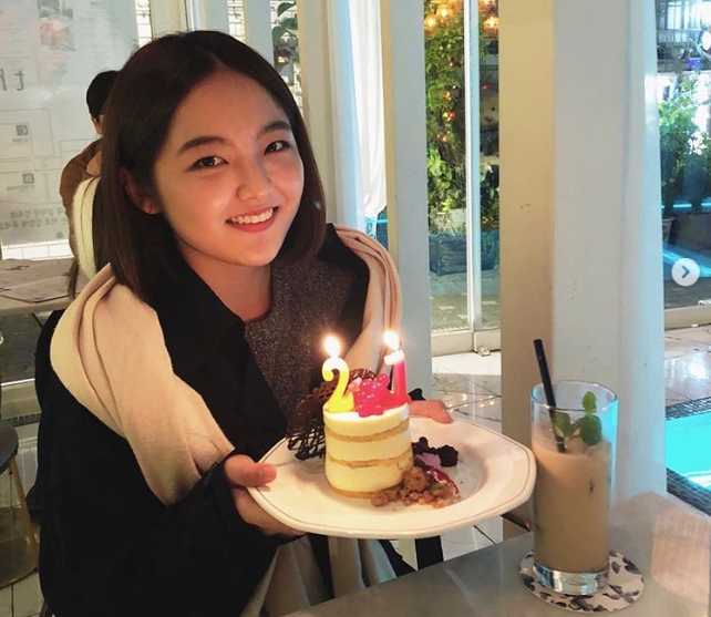 Seo Shin-ae has celebrated his 21st birthday.Actor Seo Shin-ae wrote on his Instagram account on October 21, Thank you so much for celebrating my 20th birthday in the sky, Twenty, thanks to the touching Haru.I love you, Hihi and posted a picture.The photo shows Seo Shin-ae smiling brightly with a cake in Cafe, a lovely smile captivating Sight.