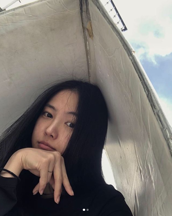 Group Apink member Son Na-eun flaunted her innocent beautySon Na-eun posted a photo on his instagram on October 21 with an article entitled This is the reflection.Inside the picture was a reflection of Son Na-eun, who goes under the reflector and takes a selfie; Son Na-eun stares at Camera, her chic eyes emanating.Son Na-euns high nose stands out.Fans who encountered the photos responded such as Its pretty not to be reflected, Goddess Son Na-eun, and Its pretty; Its a real Wannabe.