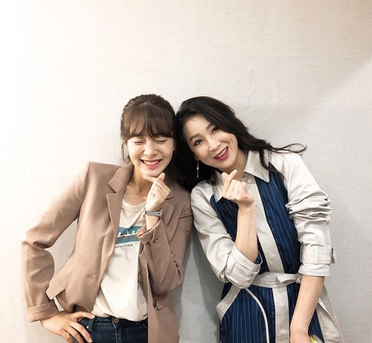 Seol In-ah, Shim Hye-jins fiery image has been capturedActor Seol In-ah posted a photo on his instagram on October 21 with an article entitled What a beautiful Mother.The photo shows Seol In-ah and Shim Hye-jin, who are wearing finger heart poses; the two are smiling brightly, face to face.Seol In-ah, Shim Hye-jins bright smile captures SightFans who responded to the photos responded to My favorite mother and daughter couple, I am looking forward to seeing my mother and daughter and Both of you are the best in Acting.