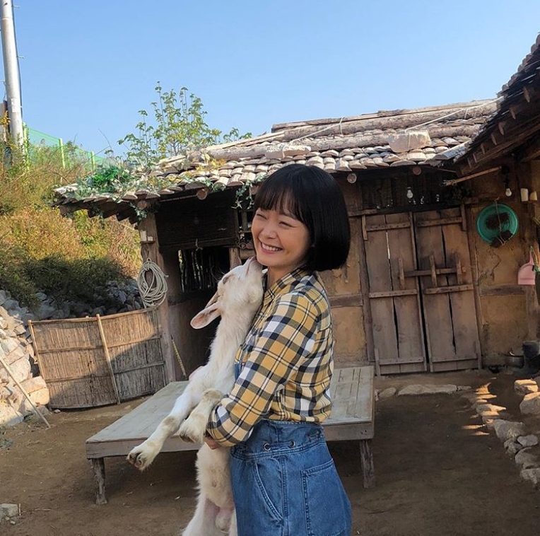 Actor Jeon So-min has released a new TVN drama Top Star Yubaeki shooting scene.Jeon So-min posted a photo on his instagram on October 21 with a Chlorine-shaped emoticon.The photo shows Jeon So-min, who is wearing a yellow checkered shirt and holding a Chlorine. The Chlorine kisses Jeon So-mins cheek.Jeon So-mins lovely aura stands out.The fans who responded to the photos responded such as Old Girl, Sommin Sister is pretty and It is also cute.delay stock