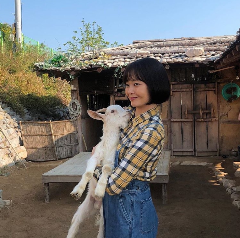 Actor Jeon So-min has released a new TVN drama Top Star Yubaeki shooting scene.Jeon So-min posted a photo on his instagram on October 21 with a Chlorine-shaped emoticon.The photo shows Jeon So-min, who is wearing a yellow checkered shirt and holding a Chlorine. The Chlorine kisses Jeon So-mins cheek.Jeon So-mins lovely aura stands out.The fans who responded to the photos responded such as Old Girl, Sommin Sister is pretty and It is also cute.delay stock