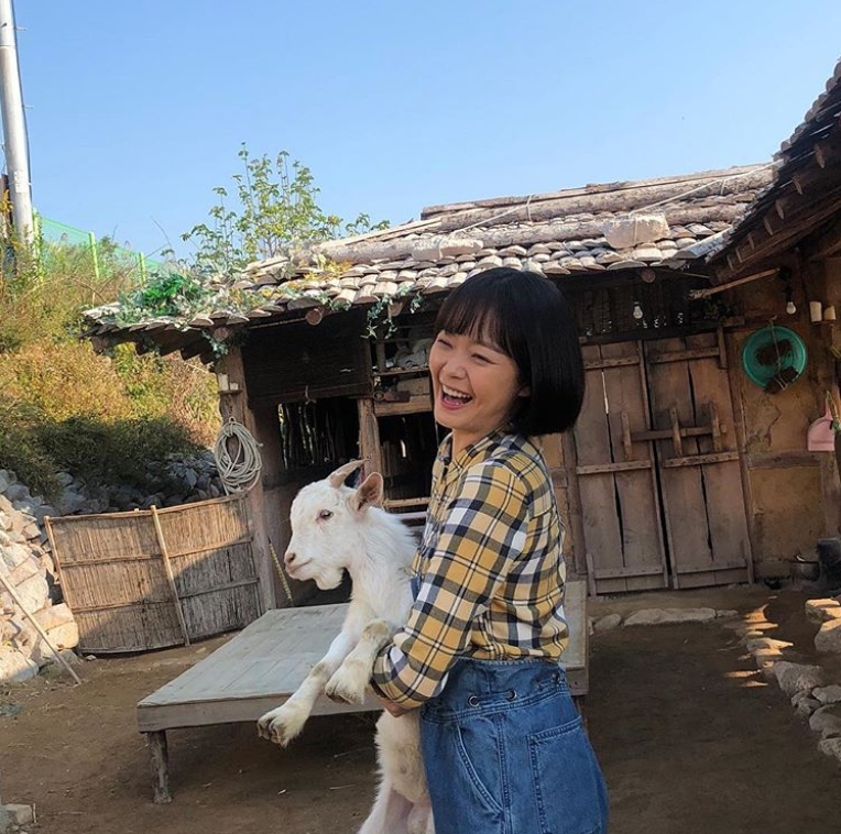 Actor Jeon So-min has released a new TVN drama Top Star Yubaeki shooting scene.Jeon So-min posted a photo on his instagram on October 21 with a Chlorine-shaped emoticon.The photo shows Jeon So-min, who is wearing a yellow checkered shirt and holding a Chlorine. The Chlorine kisses Jeon So-mins cheek.Jeon So-mins lovely aura stands out.The fans who responded to the photos responded such as Old Girl, Sommin Sister is pretty and It is also cute.delay stock